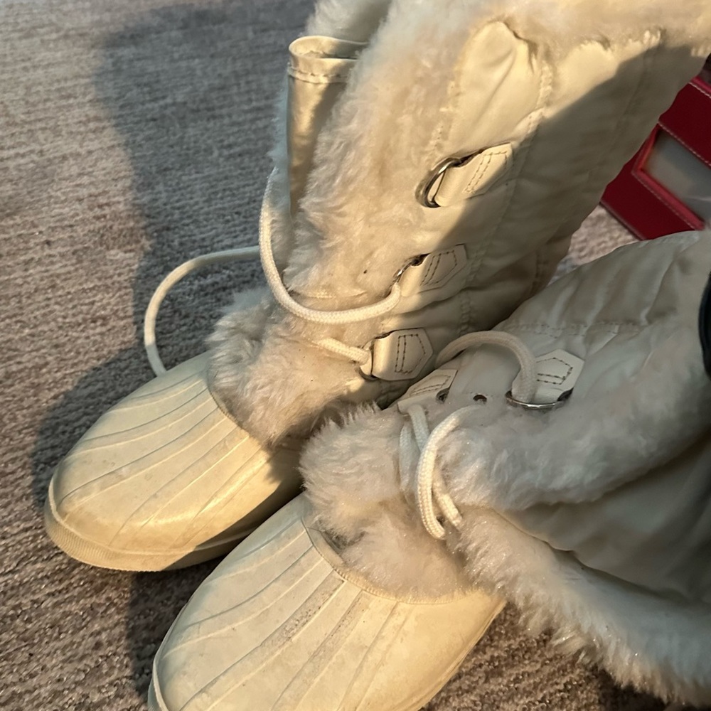 Size 9 white Sorel snow boot